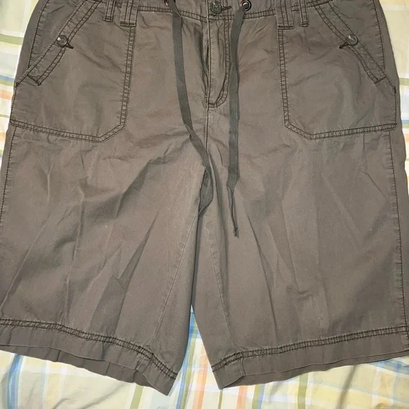 Bundle of 5 Bermuda style woman size 18 ( 4 preowned & 1 NWT) - Picture 2 of 16